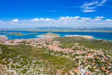 Hırvatistan 'ın Dalmaçya kentindeki Murter adasındaki Betina ve Murter kasabaları, hava manzaralı