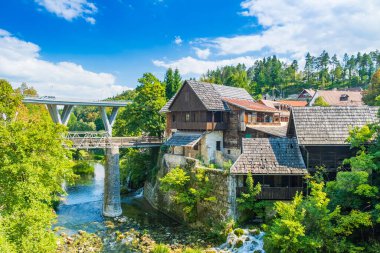 Hırvatistan 'ın Rastoke köyü ve Korana nehrinin şelalelerinde eski su değirmenleri