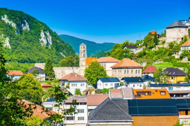 Eski Jajce kasabasının panoramik manzarası, St Luke 'un kilise kulesi ve Bosna-Hersek kalesi 