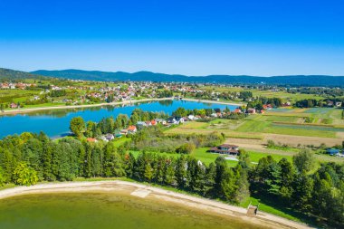 Hırvatistan 'ın Lika kentinde Ogulin yakınlarındaki güzel Sabljaci Gölü, popüler turizm beldesi
