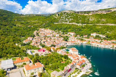 Hırvatistan 'ın Adriyatik kıyısındaki Kvarner körfezindeki eski Bakar kentinin hava manzarası