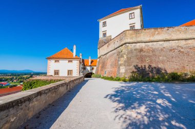 Slovenya 'nın Ptuj kentindeki ortaçağ şatosunda yürüyüş yolu