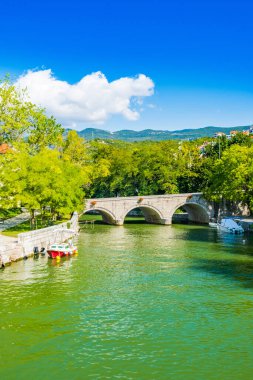 Hırvatistan 'ın Crikvenica kentinde kanal üzerindeki eski taş köprü 