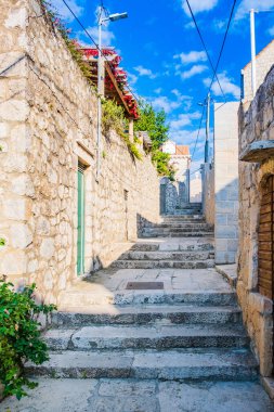 Hırvatistan 'ın güney Dalmaçya kentindeki Cavtat kasabasında eski bir taş dar sokak, popüler turizm beldesi