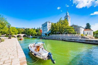  Hırvatistan 'ın Kvarner körfezindeki Crikvenica kasabası, kıyı manzarası, popüler turizm beldesi 