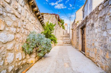 Hırvatistan 'ın güney Dalmaçya kentindeki Cavtat kasabasında eski bir taş dar sokak, popüler turizm beldesi
