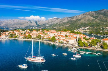 Hırvatistan 'ın güneyindeki Cavtat kasabasının panoramik manzarası, popüler turizm beldesi