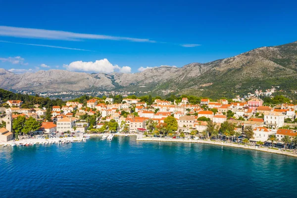 Hırvatistan 'ın güneyindeki Cavtat kasabasının panoramik manzarası, popüler turizm beldesi