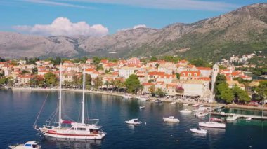 Hırvatistan 'ın güneyindeki Cavtat kasabasının panoramik manzarası, popüler turizm beldesi