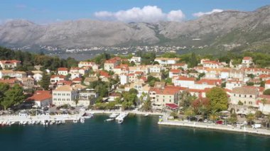 Hırvatistan 'ın güneyindeki Cavtat kasabasının panoramik manzarası, popüler turizm beldesi