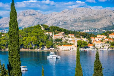 Hırvatistan 'ın güneyindeki Cavtat kasabasının panoramik manzarası, popüler turizm beldesi