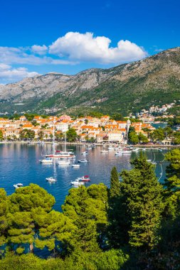 Hırvatistan 'ın güneyindeki Cavtat kasabasının panoramik manzarası, popüler turizm beldesi