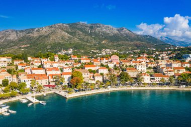 Hırvatistan 'ın güneyindeki Cavtat kasabasının panoramik manzarası, popüler turizm beldesi