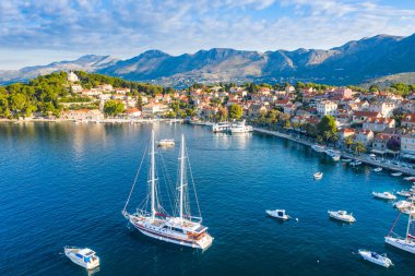 Hırvatistan 'ın güneyindeki Cavtat kasabasının panoramik manzarası, popüler turizm beldesi
