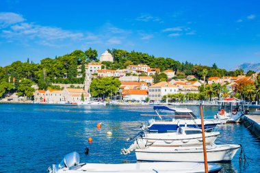 Hırvatistan 'ın güneyindeki Cavtat kasabasının panoramik manzarası, popüler turizm beldesi
