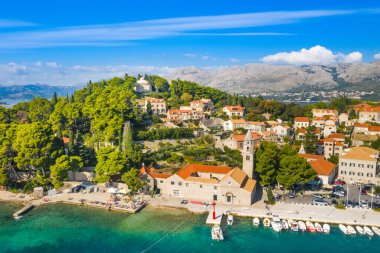 Hırvatistan 'ın güneyindeki Cavtat kasabasının panoramik manzarası, popüler turizm beldesi