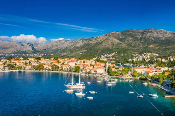 Hırvatistan 'ın güneyindeki Cavtat kasabasının panoramik manzarası, popüler turizm beldesi