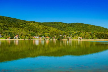 Hırvatistan 'ın Lika kentinde Ogulin yakınlarındaki güzel Sabljaci Gölü, popüler turizm beldesi