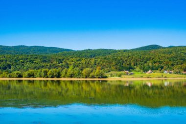 Hırvatistan 'ın Lika kentinde Ogulin yakınlarındaki güzel Sabljaci Gölü, popüler turizm beldesi