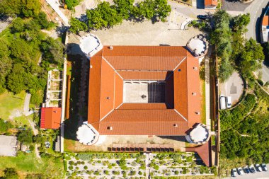 Hırvatistan 'ın Adriyatik kıyısındaki Kvarner körfezindeki Kraljevica kasabasındaki eski Frankopan şatosu tepeden bakıyor