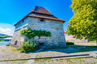 Slovenya 'nın Maribor kentindeki Drava Nehri' nin inanılmaz ortaçağ su kulesi ve kıyıları