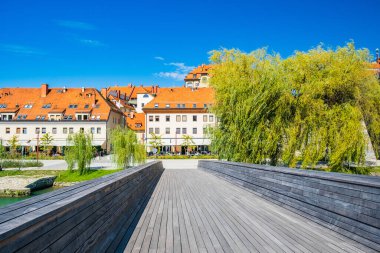 Slovenya 'nın Maribor kentindeki Drava Nehri üzerindeki yeni tahta köprü