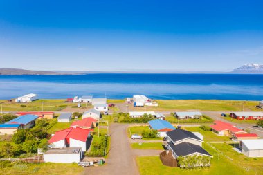 Küçük Bakkafjorur kasabasının panoramik manzarası, Atlantik kıyısı, kuzey doğu İzlanda