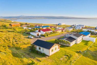 Küçük Bakkafjorur kasabasının panoramik manzarası, Atlantik kıyısı, kuzey doğu İzlanda