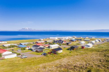 Küçük Bakkafjorur kasabasının panoramik manzarası, Atlantik kıyısı, kuzey doğu İzlanda