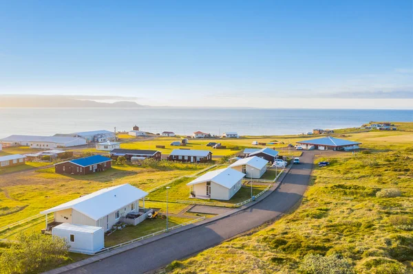 Küçük Bakkafjorur kasabasının panoramik manzarası, Atlantik kıyısı, kuzey doğu İzlanda