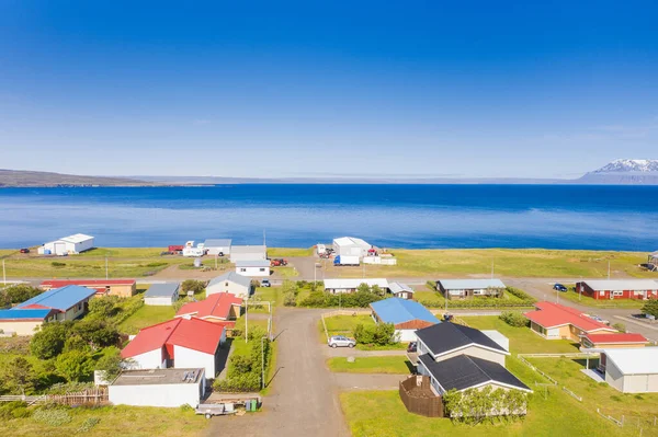 Küçük Bakkafjorur kasabasının panoramik manzarası, Atlantik kıyısı, kuzey doğu İzlanda