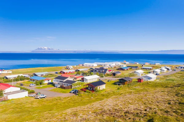 Küçük Bakkafjorur kasabasının panoramik manzarası, Atlantik kıyısı, kuzey doğu İzlanda