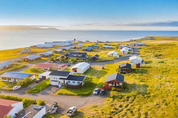 Küçük Bakkafjorur kasabasının panoramik manzarası, Atlantik kıyısı, kuzey doğu İzlanda