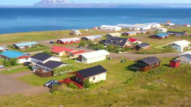 Küçük Bakkafjorur kasabasının panoramik manzarası, Atlantik kıyısı, kuzey doğu İzlanda
