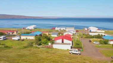 Küçük Bakkafjorur kasabasının panoramik manzarası, Atlantik kıyısı, kuzey doğu İzlanda