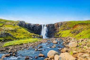 Bir yaz günü Seydisfjordur, Doğu İzlanda 'da Fjardara nehrinde şelale gufufoss. 
