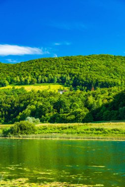 Hırvatistan 'ın Svica Gölü üzerindeki Lika bölgesinde güzel yeşil doğa manzarası 