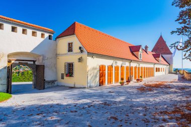 Slovenya 'nın Ptuj kentindeki ortaçağ şatosunda yürüyüş yolu, popüler turizm beldesi