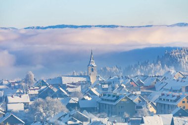 Hırvatistan 'ın Gorsko Kotar kentindeki Delnice kasabasının panoramik manzarası, kar altında evler