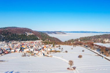 Hırvatistan 'ın Gorski Kotar kentindeki Delnice kentinin kışın panoramik manzarası
