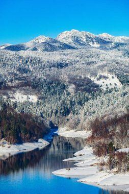 Gorski kotar Hırvatistan 'daki Lokvarsko gölü ve Risnjak dağı, ağaçlardaki don ve kış manzarası