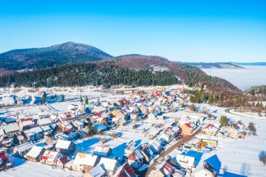 Hırvatistan 'ın Gorski Kotar kentindeki Delnice kentinin kışın panoramik manzarası