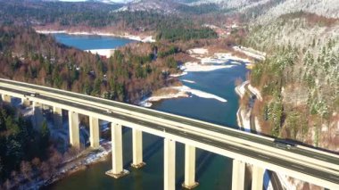 Gölün üzerinde viyadük Bajer, kışın Hırvatistan 'ın Gorski Kotar bölgesinde manzaralı otoyol