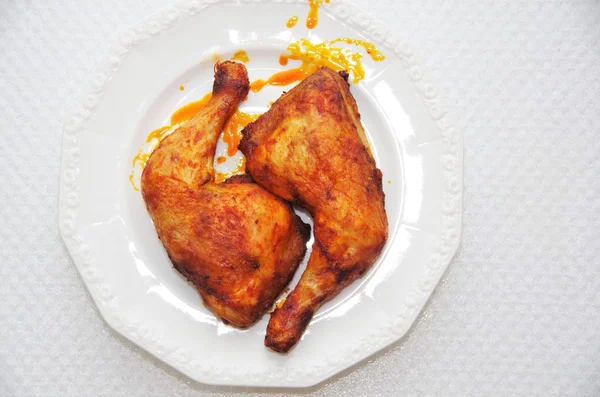 Cuisses de poulet sur l'assiette — Photo