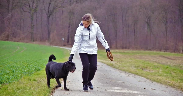 kadın ceket köpek yaka tutmak için