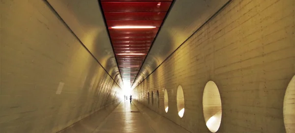 トンネルの終わりに光 — ストック写真