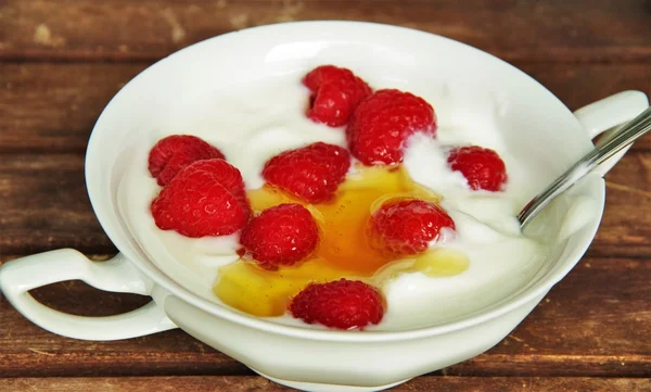 Yoghurt met honing en framboos — Stockfoto