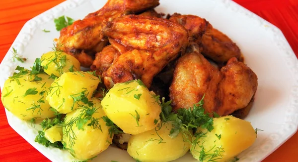 Batatas fritas com frango — Fotografia de Stock