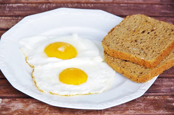 Stekt ägg från två ägg och rostat bröd — Stockfoto