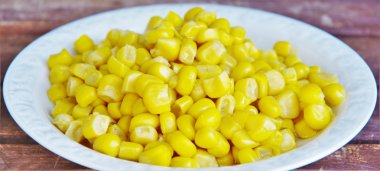 Bir plaka üzerinde sarı mısır